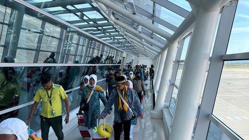 Sejumlah calon jemaah haji asal Kota Kupang, NTT saat berada di Bandara El Tari Kupang untuk berangkat ke Surabaya, Rabu (14/6/2023). (Humas PT Angkasa Pura I)