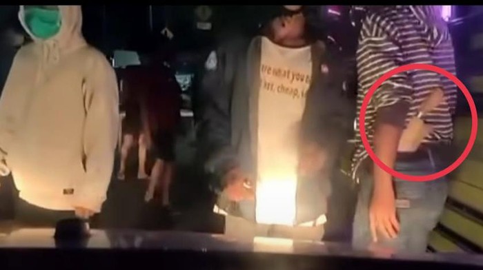 Sejumlah orang melakukan sweeping di Jalan Poros Takalar buntut 2 terduga pencuri emas babak belur diamuk massa di Pasar Sentral, Takalar. Dokumen Istimewa