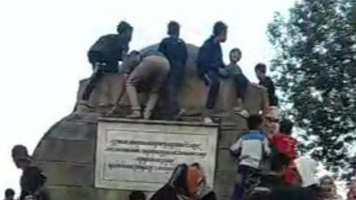 Sejumlah penonton Karnaval menaiki Bangunan Cagar Budaya Monumen Lingga di Alun-alun Sumedang.