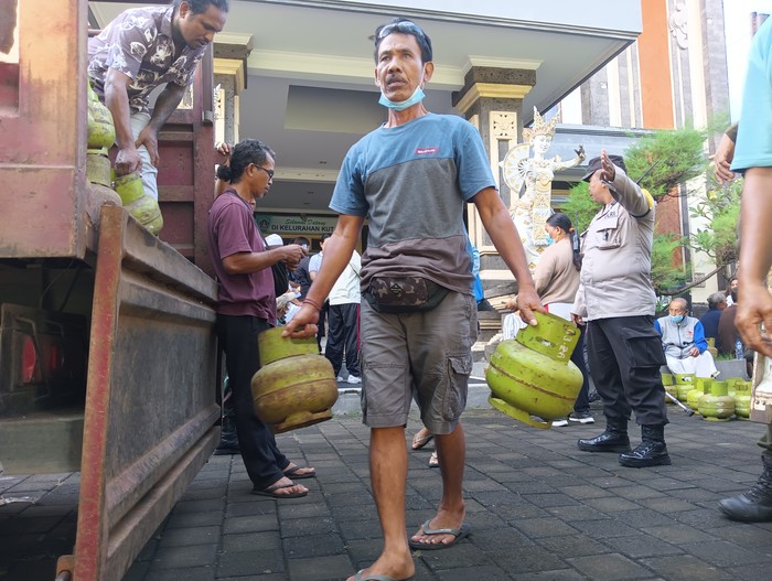 sejumlah warga Kuta saat membeli LPG 3 kg di operasi pasar di kantor kelurahan Kuta pada Jumat (9/6/2023). (Triwidiyanti/detikBali) sejumlah warga Kuta saat membeli LPG 3 kg di operasi pasar di kantor kelurahan Kuta pada Jumat (9/6/2023). (Triwidiyanti/detikBali)
