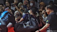 Ginting meladeni permintaan foto bersama penonton.  