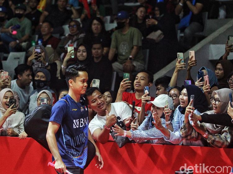 Semringah Anthony Ginting Menyapa Penonton