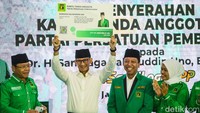 Sandiaga turut memamerkan KTA usai bergabung PPP.