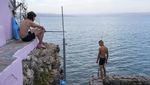 Serunya Berenang Sambil Memancing di Laut Galilea Israel