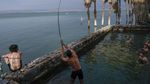 Serunya Berenang Sambil Memancing di Laut Galilea Israel