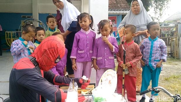 Spiderman penjual es krim keliling di Pekalongan, Rabu (14/6/2023).