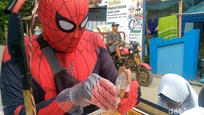 Spiderman penjual es krim keliling di Pekalongan, Rabu (14/6/2023).