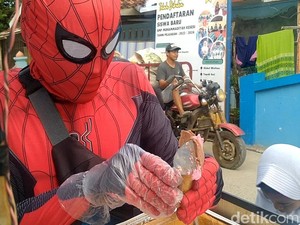 Aksi Unik Spiderman Jual Es Krim di Pekalongan, Dagangan Auto Laris!