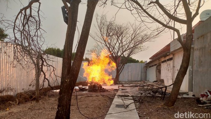 Suasana kemunculan semburan api di Rest Area 86B Tol Cipali wilayah Cipeundeuy, Subang.