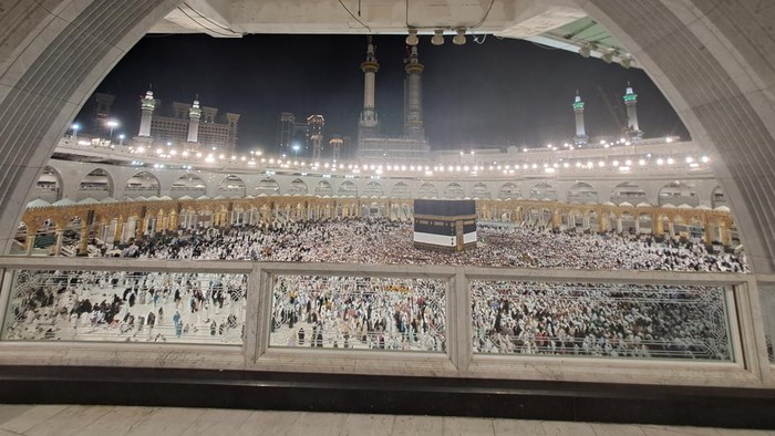 Jamaah calon haji berusaha memegang pintu Kabah di Masjidil Haram, Mekah, Arab Saudi, Selasa (13/6/2023). Kemenag mengimbau jamaah calon haji Indonesia tidak melaksanakan umrah wajib pada siang hari karena tingginya suhu udara di Mekah, Arab Saudi yang mencapai sekitar 45 derajat celcius.