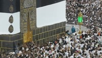Kondisi di Masjidil Haram pun semakin padat, terutama pada waktu pelaksanaan salat berjemaah. (Tim MCH 2023/Wahyu Putro Arinto)