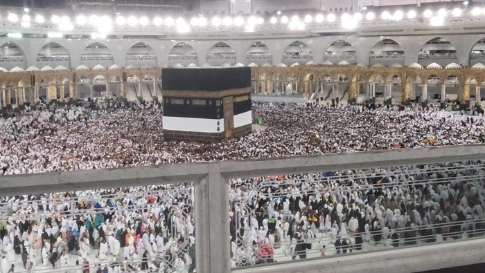 Jamaah calon haji berusaha memegang pintu Kabah di Masjidil Haram, Mekah, Arab Saudi, Selasa (13/6/2023). Kemenag mengimbau jamaah calon haji Indonesia tidak melaksanakan umrah wajib pada siang hari karena tingginya suhu udara di Mekah, Arab Saudi yang mencapai sekitar 45 derajat celcius.