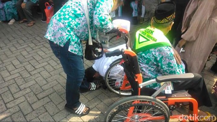 Tangis haru dan sujud bakti anak warnai keberangkatan calon jemaah haji Gresik.