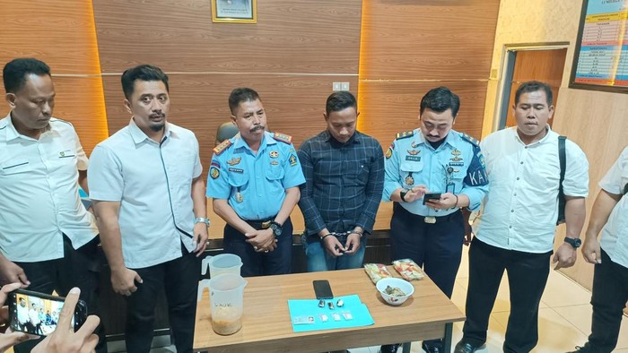 Tersangka penyelundupan 9,6 gram sabu dalam sayur kepala ikan di Lapas Kelas 2A Kediri.