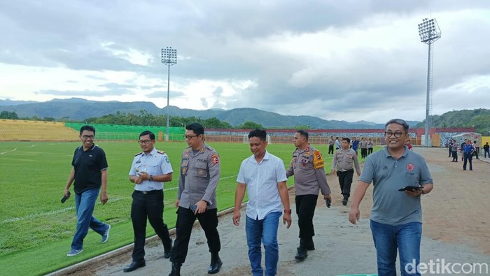 Tim Asops Mabes Polri didampingi Disporapar Parepare dan manajemen PSM Makassar meninjau kondisi Stadion BJ Habibie.