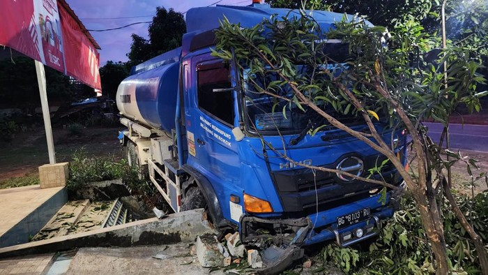 Truk BBM yang tabrak toko beserta pemiliknya di Muara Enim, Sumatera Selatan.