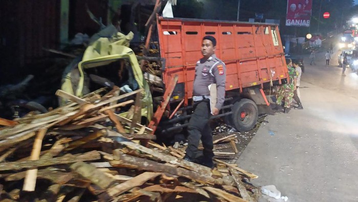 Truk bermuatan kayu tabrak pengendara motor dan ruko di jalan raya Pandeglang-Labuan (Dok. istimewa)