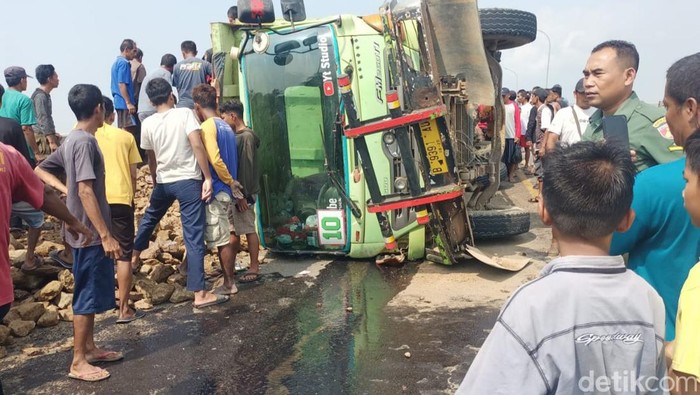 Truk muat tanah uruk yang terguling di Fly Over Dermoleng Brebes, Rabu (14/6/2023).
