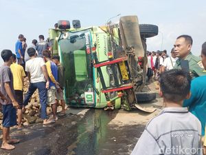 Truk Muat Tanah Terguling di Fly Over Dermoleng Brebes, 1 Tewas 3 Luka