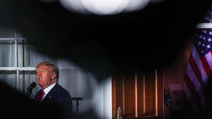 Trump Didakwa Dalam Kasus Rahasia Pemerintah Former U.S. President Donald Trump waves during an event following his arraignment on classified document charges, at Trump National Golf Club, in Bedminster, New Jersey, U.S., June 13, 2023. REUTERS/Amr Alfiky
