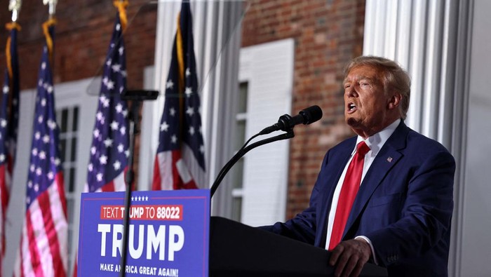 Former U.S. President Donald Trump waves during an event following his arraignment on classified document charges, at Trump National Golf Club, in Bedminster, New Jersey, U.S., June 13, 2023. REUTERS/Amr Alfiky