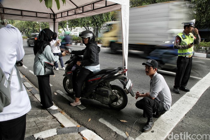 Pemerintah Kota Jakarta Utara (Pemkot Jakut) menggelar uji emisi kendaraan bermotor secara gratis sebagai bagian dari rencana pengelolaan kualitas udara perkotaan.