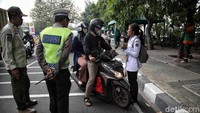 Perlu diketahui Dinas Lingkungan Hidup (DLH) DKI Jakarta akan memeberikan sanksi berupa tilang terhadap pengguna kendaraan yang tak melakukan uji emisi.