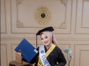 Kisah Anak Buruh Tani Lulus Cum Laude dari UNY, Awalnya Sempat Diragukan Tetangga