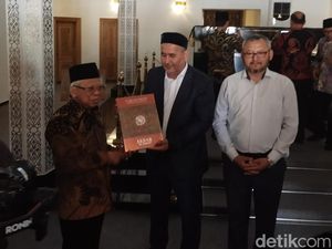 Maruf Amin Berikan Al-Quran Bahasa Indonesia Saat ke Hazrati Imam Uzbekistan