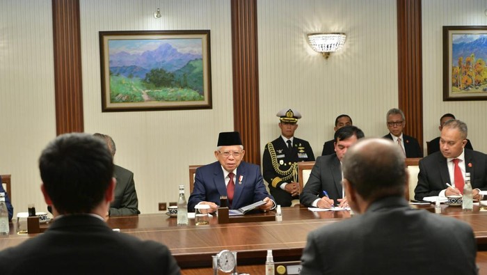 Wakil Presiden Maruf Amin melakukan kunjungan kehormatan ke Perdana Menteri Uzbekistan Abdulla Nigmatovich Aripov di Gedung Kabinet Menteri Uzbekistan, di Tashkent.