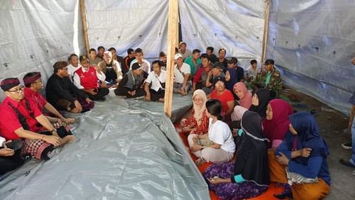 Wali Kota Denpasar I Gusti Ngurah Jaya Negara ketika bertemu dengan warga RT 5, Dusun Wanasari, Desa Dauh Puri Kaja, Denpasar pada Rabu (14/6/2023). (Ni Made Lastri Karsiani Putri-detikBali)