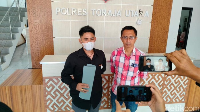 Warga bernama Stave Raru (55) melaporkan balik  Bupati Toraja Utara Yohanis Bassang ke Polres Torut.