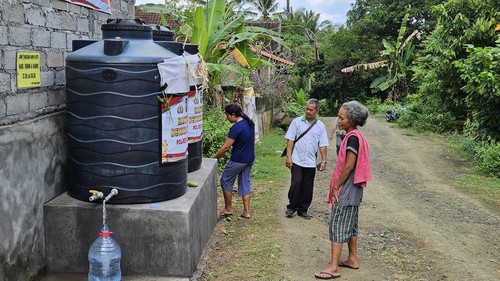 Warga Tempek Dangin Sabang, Desa Besan, Klungkung, Bali, mengambil air di tandon, Rabu (14/6/2023) pagi.