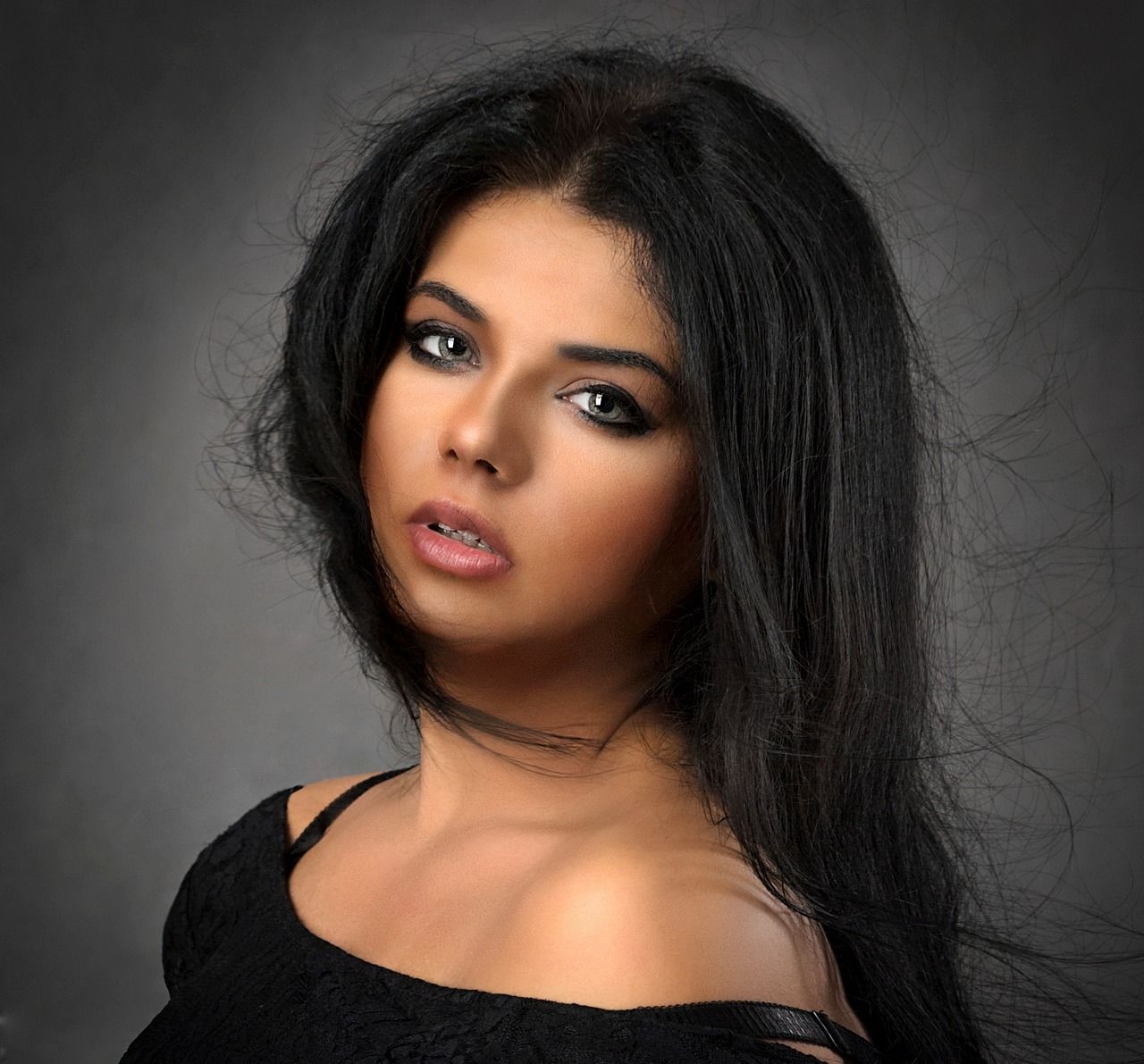 Warna rambut hitam atau black hair pada wanita.