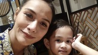 Wenny Ariani berencana mempertemukan putri dengan ayah biologisnya. Terlepas dari masalah ini, Wenny kerap menikmati waktu bahagia dengan makan bersama putri kesayangannya. Foto: Instagram @wenny_kekey_real