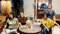 Salah satu momennya ini, ketika wanita kelahiran 1981 itu bersantai di sebuah restoran bersama sahabat-sahabatnya. Foto: Instagram @wenny_kekey_real