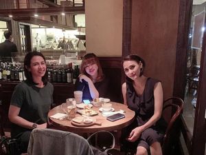 Wenny Ariani Saat Santai dan Kulineran Bersama Anak