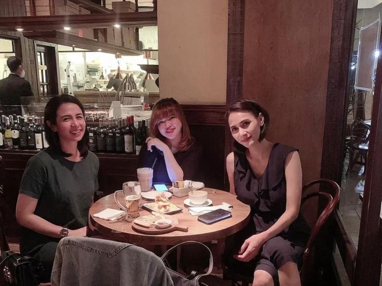 Wenny Ariani Saat Santai dan Kulineran Bersama Anak