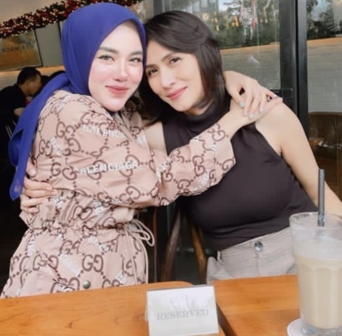 Wenny Ariani Saat Santai dan Kulineran Bersama Anak Wenny Ariani Saat Santai dan Kulineran Bersama Anak