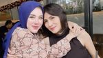 Wenny Ariani Saat Santai dan Kulineran Bersama Anak