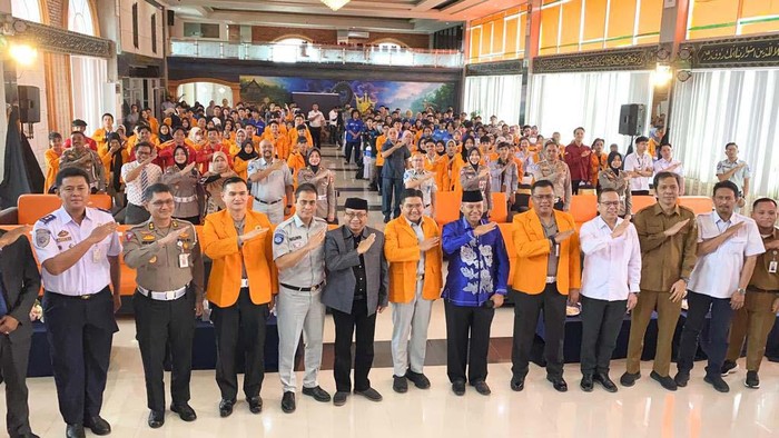 350 Mahasiswa Universitas Balikpapan ikuti edukasi keselamatan berkendara. Seminar itu hadirkan Direktur Hubungan Kelembagaan Jasa Raharja Munadi Herlambang.