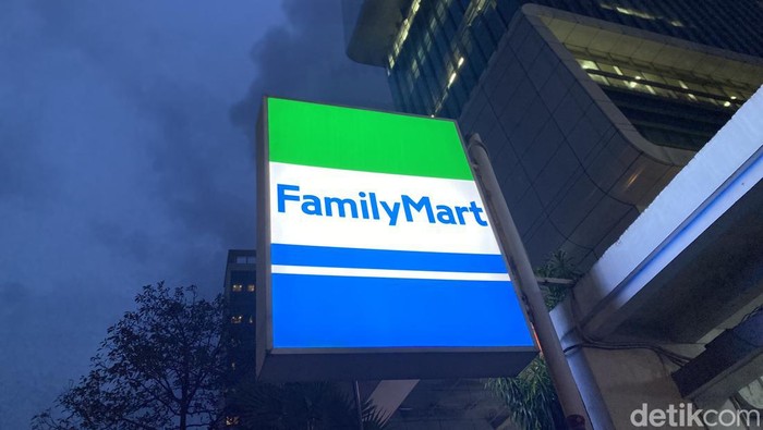 Viral tukang parkir FamilyMart minta pemotor bayar 10 ribu di Senayan, Jakarta Pusat. Pelaku sempat ditangkap polisi, namun tidak ditahan. Begini kronologinya.