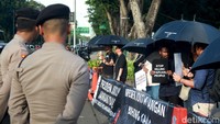 Aksi ini mendapat penjagaan dari aparat kepolisian.  
