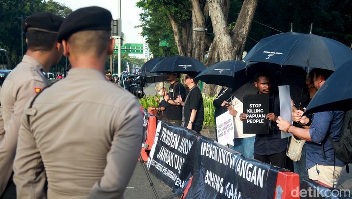 Aksi Kamisan ke-776 Soroti Kasus Pelanggaran HAM di Papua Anggota Jaringan Solidaritas Korban untuk Keadilan (JSKK) melakukan Aksi Kamisan ke-776 di seberang Istana Merdeka, Jakarta, Kamis (15/6/2023).Dalam aksinya, mereka meminta pemerintah menghentikan operasi militer dan mengusut tuntas berbagai dugaan pelanggaran HAM di Papua. Selain itu, aksi diam yang dilakukan tiap Kamis sore ini meminta impunitas atau pembebasan dari hukuman untuk para pelaku, terduga dan tersangka pelanggaran HAM dicabut. Aksi ini berlangsung tertib.