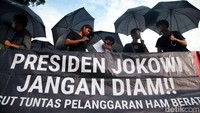 Mereka membawa atribut aksi seperti spanduk berisi tuntutan.  