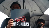 Mereka juga membawa sejumlah poster.  