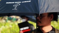 Seperti aksi-aksi sebelumnya, anggota Jaringan Solidaritas Korban untuk Keadilan (JSKK) juga membawa payung berwarna hitam.  