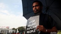 Dalam aksinya, mereka meminta pemerintah mengusut tuntas berbagai dugaan pelanggaran HAM di Papua.  