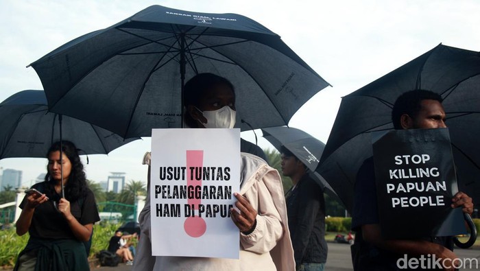 Aksi Kamisan ke-776 Soroti Kasus Pelanggaran HAM di Papua Anggota Jaringan Solidaritas Korban untuk Keadilan (JSKK) melakukan Aksi Kamisan ke-776 di seberang Istana Merdeka, Jakarta, Kamis (15/6/2023).Dalam aksinya, mereka meminta pemerintah menghentikan operasi militer dan mengusut tuntas berbagai dugaan pelanggaran HAM di Papua. Selain itu, aksi diam yang dilakukan tiap Kamis sore ini meminta impunitas atau pembebasan dari hukuman untuk para pelaku, terduga dan tersangka pelanggaran HAM dicabut. Aksi ini berlangsung tertib.