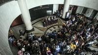 Anggota DPR F-PKS Habib Aboe Bakar Bakar Alhabsy juga senang dengan putusan MK tersebut. Menurutnya, putusan MK ini menandakan demokrasi di Indonesia masih hidup.  